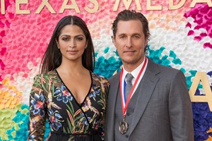 Matthew McConaughey | Η οικογενειακή εμφάνιση με την 93χρονη μητέρα και τον 17χρονο γιο του στο κόκκινο χαλί