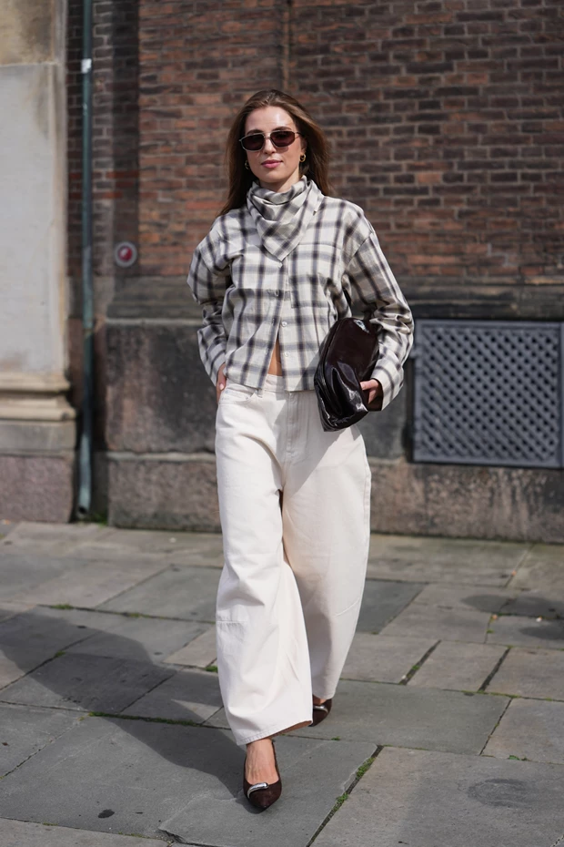 STREET LOOK ΚΟΠΕΓΧΑΓΗ: εμφάνιση με καρό πουκάμισο και barrel leg denim παντελόνι λευκό