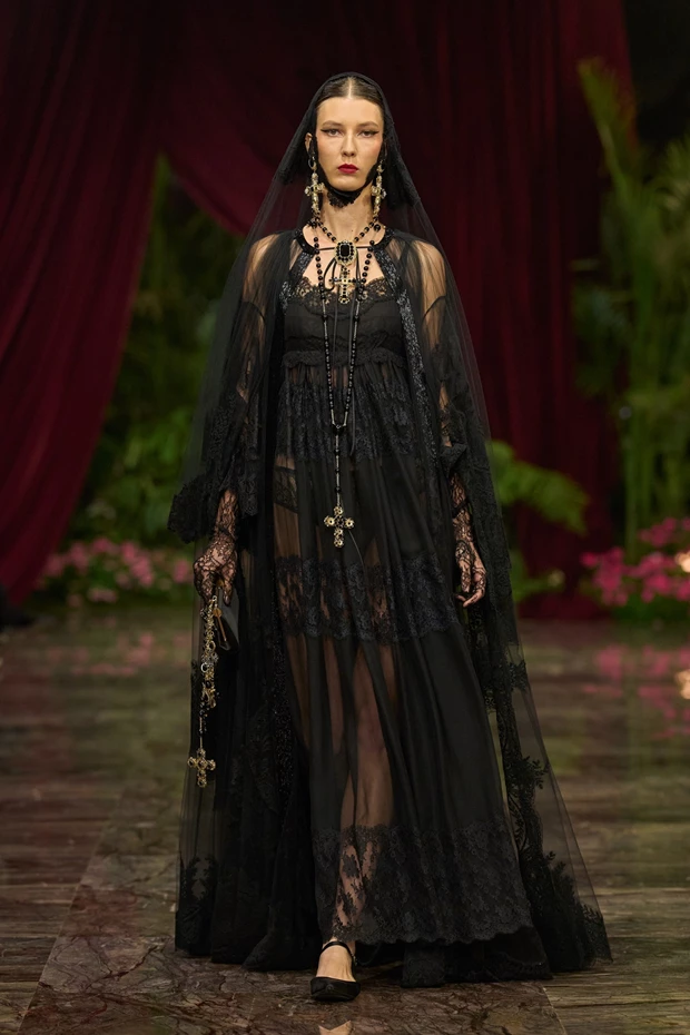Μοντέλο με φόρεμα από μαύρη δαντέλα στην Alta Moda των Dolce & Gabbana