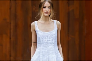 Τα smock φορέματα έχουν ακόμα την έγκριση των fashionistas