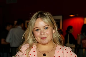 Ashton Kutcher | Αστειεύτηκε ότι η Mila Kunis τον "απατάει" με το 'Bridgerton'