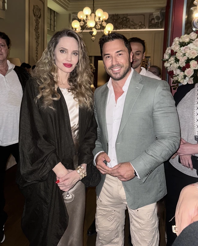 Angelina Jolie Satsidis