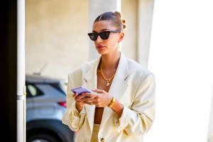 5 fashion συμβουλές από τη στιλίστρια που έκανε style icon τη Hailey Bieber