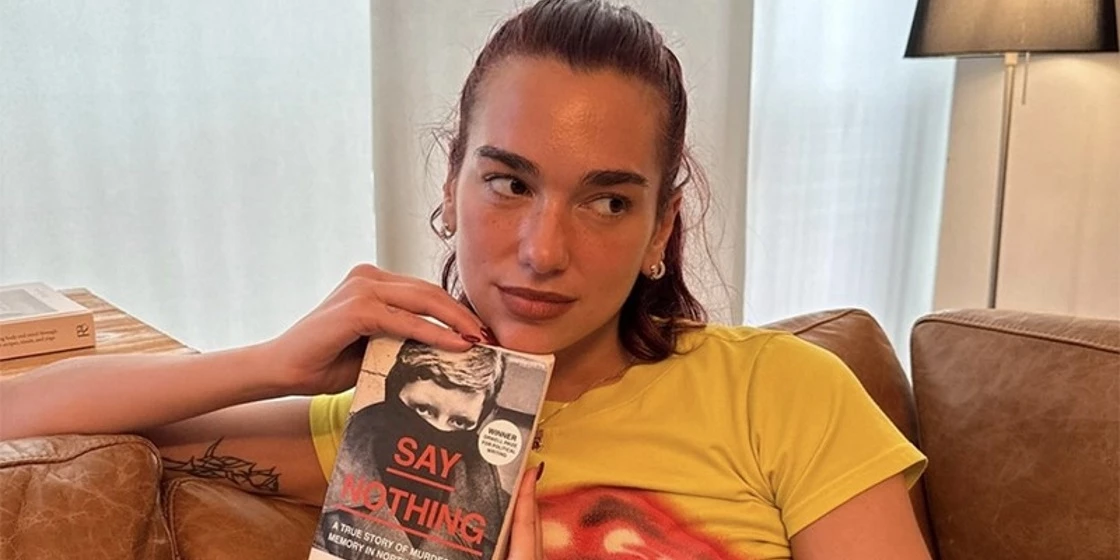 Τα βιβλία που διαβάζουν φέτος το καλοκαίρι η Dua Lipa, η Dakota Johnson και η Reese Witherspoon