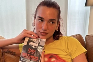 Τα βιβλία που διαβάζουν φέτος το καλοκαίρι η Dua Lipa, η Dakota Johnson και η Reese Witherspoon