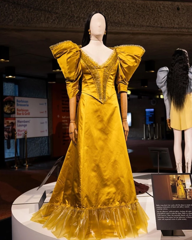 Poor Things | Τα κοστούμια της ταινίας του Γιώργου Λάνθιμου έρχονται στο Μουσείο Μπενάκη