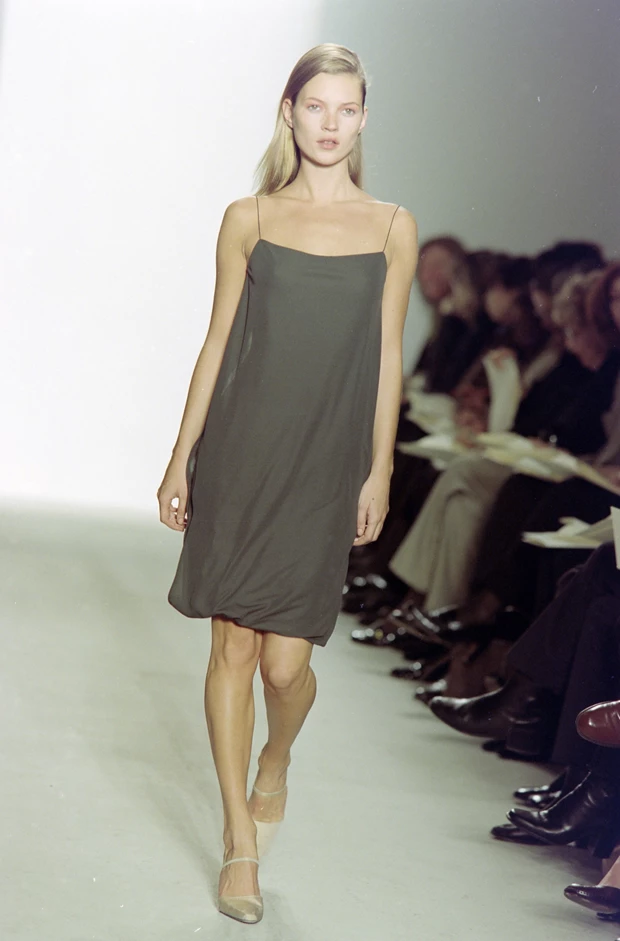 H Kate Moss στην πασαρέλα του Calvin Klein το 1997 με μίνιμαλ φόρεμα