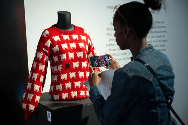 Πριγκίπισσα Diana | Το iconic πουλόβερ της με τα πρόβατα έγινε ρoλόι