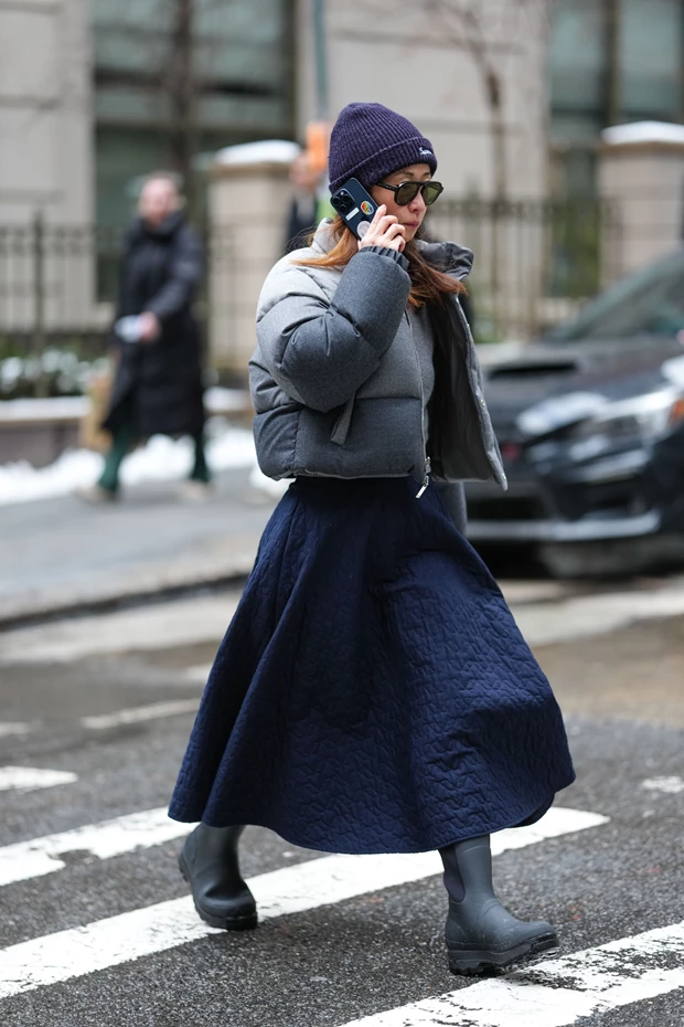 Πώς να ντυθείτε στη βροχή: με γαλότσες και puffer μπουφάν.