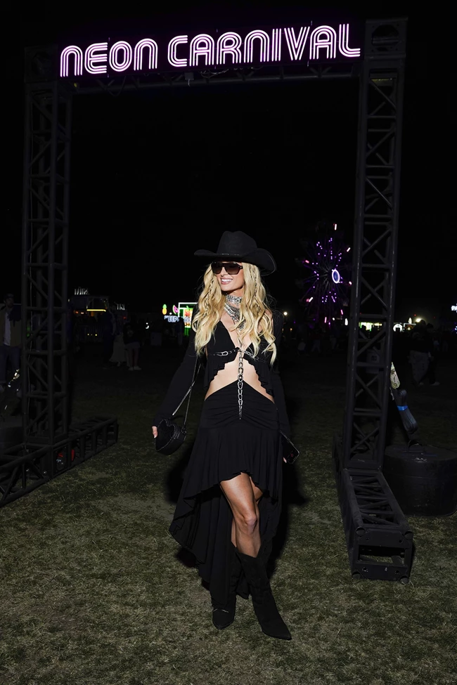 To Harper's Bazaar Greece στο Neon Carnival Party με τη μοναδική Paris Hilton