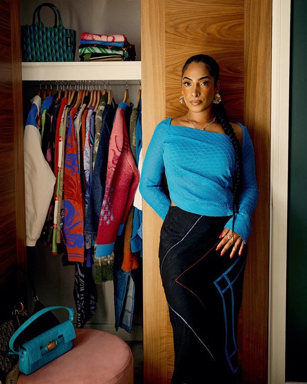 Priya Ahluwalia | To σπίτι της στο Λονδίνο είναι ένα πολύχρωμο και ξεχωριστό αφιέρωμα στη δημιουργικότητα