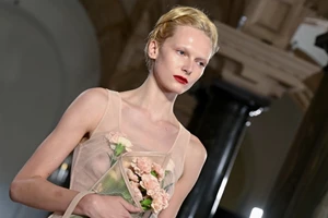 LFW SS'25 | Οι συλλογές που ξεχωρίσαμε και ένα σχόλιο για τον Burberry