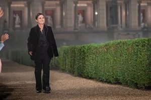 Ο Jonathan Anderson επαναλανσάρει το δικό του brand JW Anderson