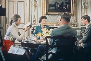 Τι είναι οι χώροι για συζήτηση; Η απροσδόκητη τάση στη διακόσμηση του σαλονιού από τα 50s που επιστρέφει στη μόδα