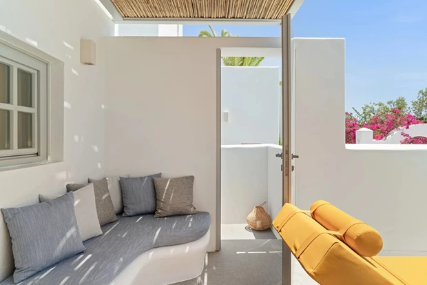 MMW PAROS SUITES & MORE