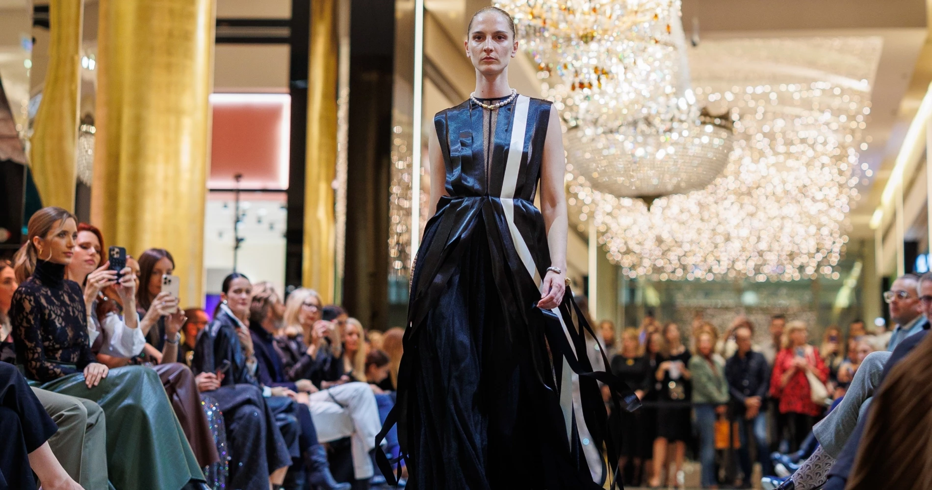 Τα 4 luxe πανωφόρια για να φορέσετε τις γιορτές