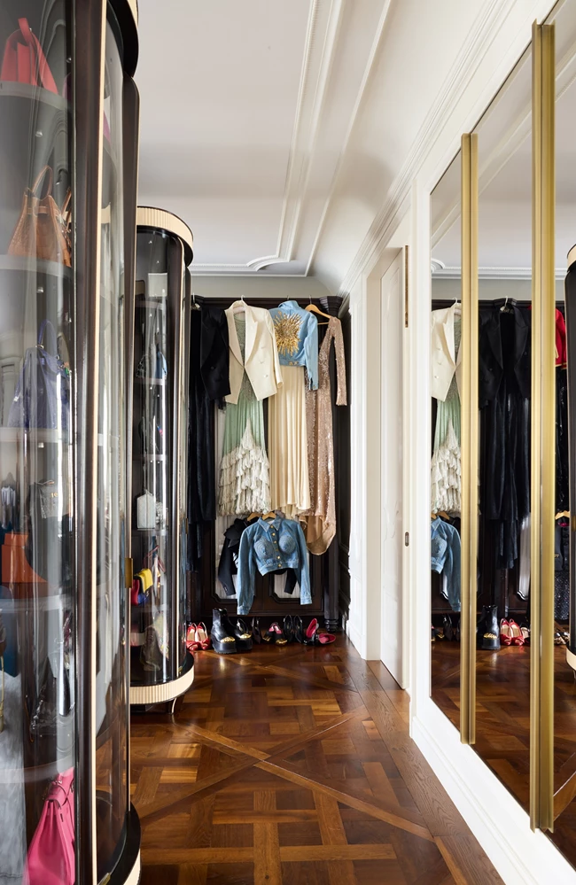 Η σχεδιάστρια Brigitta Spinocchia Freund υποδέχεται το Harper’s Bazaar στο σπίτι της στο Νότινγκ Χιλ