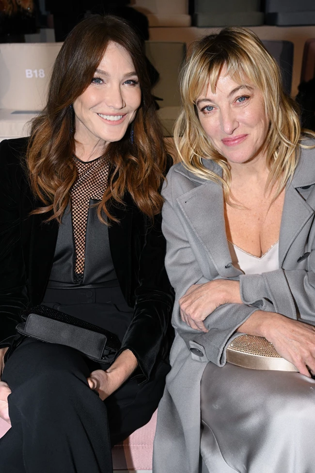 Carla Bruni | Η σπάνια εμφάνιση της πρώην Πρώτης Κυρίας της Γαλλίας με την αδερφή της, Valeria