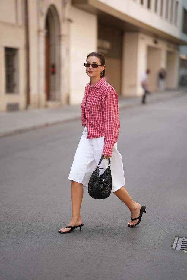 Street look λευκή βερμούδα και καρό πουκάμισο