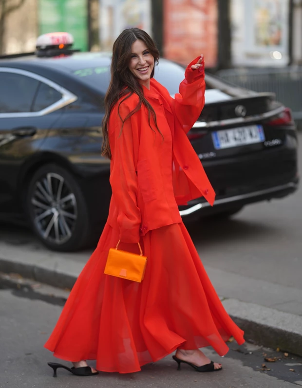 H Scout Willis στο Παρίσι με orange-red σύνολο