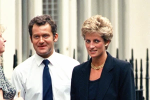 The Crown | Η έμπιστη φίλη της βασίλισσας Ελισάβετ και της πριγκίπισσας Μαργαρίτας χαρακτήρισε τη σειρά "απόλυτη φαντασία"