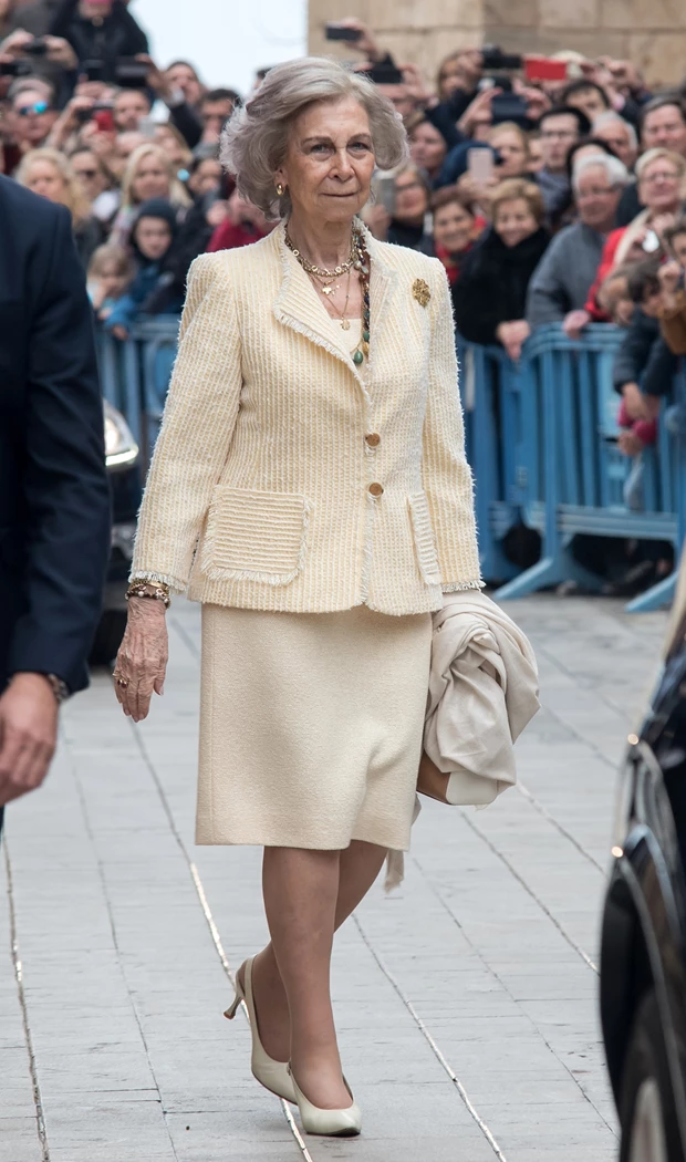 Η βασίλισσα Σοφία με εκρού κοστούμι με φούστα σε κομψή πασχαλινή εμφάνιση με διακριτική πολυτέλεια