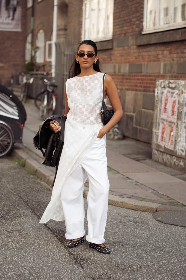 Total white look με crochet τοπ Κοπεγχάγη