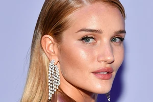 Η Rosie Huntington-Whiteley λανσάρει το δικό της beauty brand