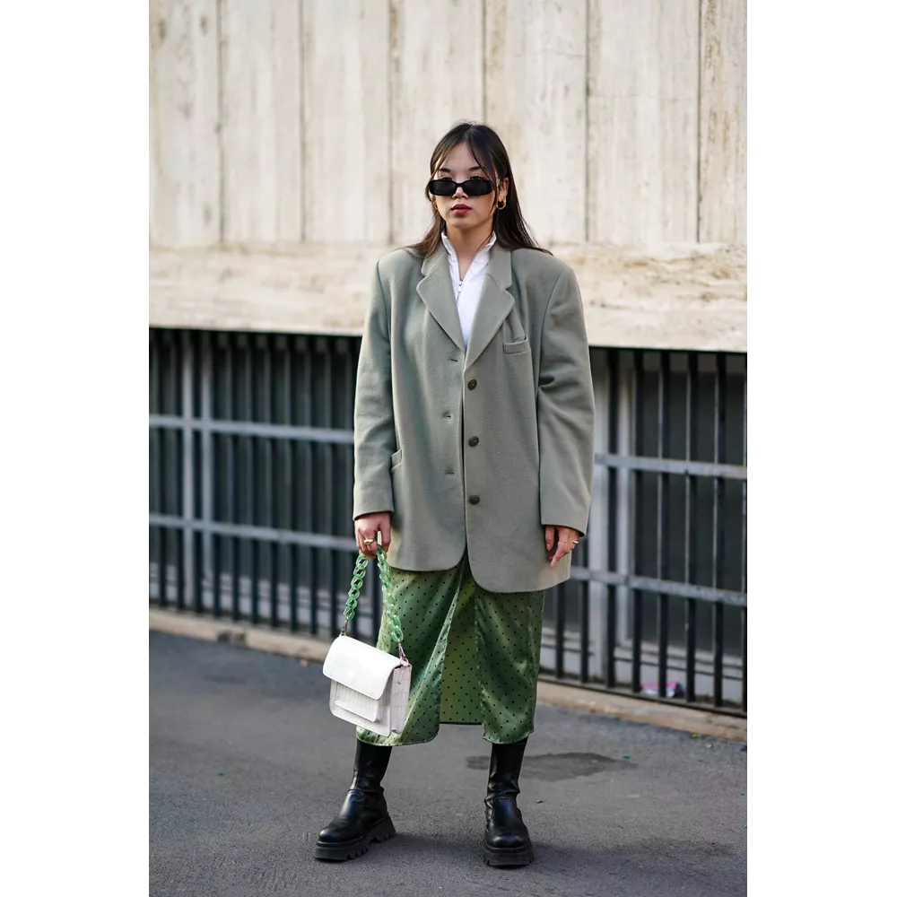 Με midi φούστα και blazer