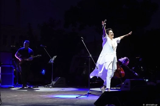 "Καλό καλοκαίρι" με την Άλκηστη Πρωτοψάλτη στον Κήπο του Μεγάρου