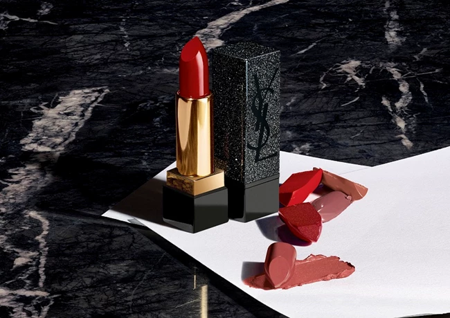 Τα κραγιόν που δεν λείπουν ποτέ από το νεσεσέρ της Zoë Kravitz