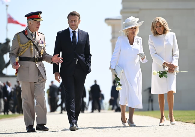Βασίλισσα Καμίλα - Brigitte Macron | Επέλεξαν και οι δύο total white για την D-Day