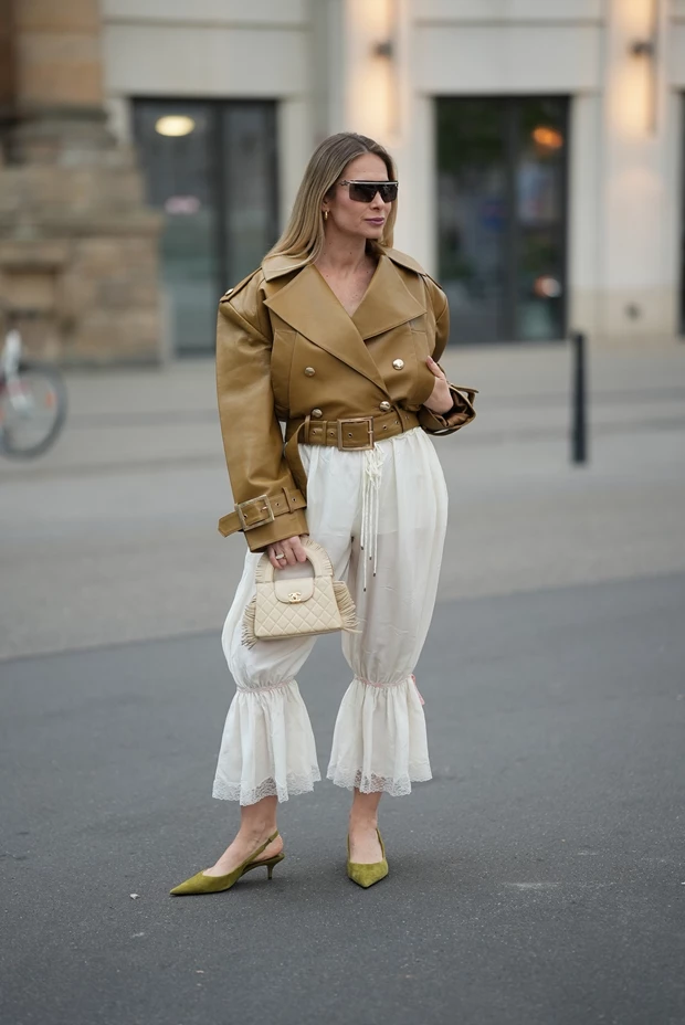 STREET LOOK μεταβατικό outfit με balloon παντελόνι και δερμάτινο κοντό τζάκετ
