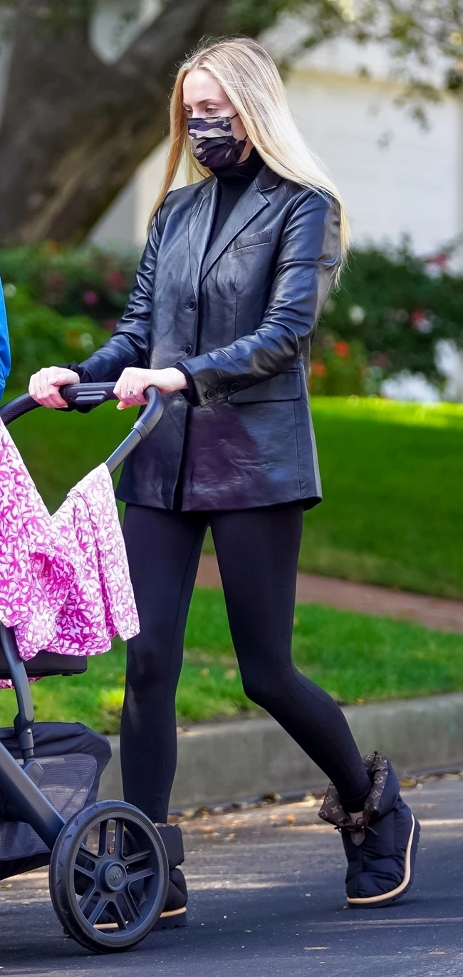 Get the style | 5 leather blazers για να πετύχετε το look της Sophie Turner