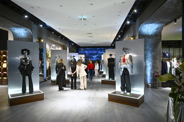 Το fashion show "Your Reflection" της Answear ορίζει τη σύγχρονη κομψότητα