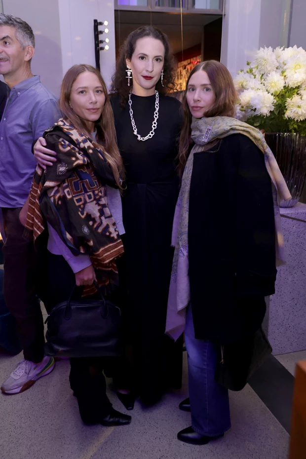 Mary-Kate & Ashley Olsen | Η σπάνια κοινή εμφάνιση των δίδυμων αδελφών που διαμόρφωσαν τη σύγχρονη αμερικανική μόδα