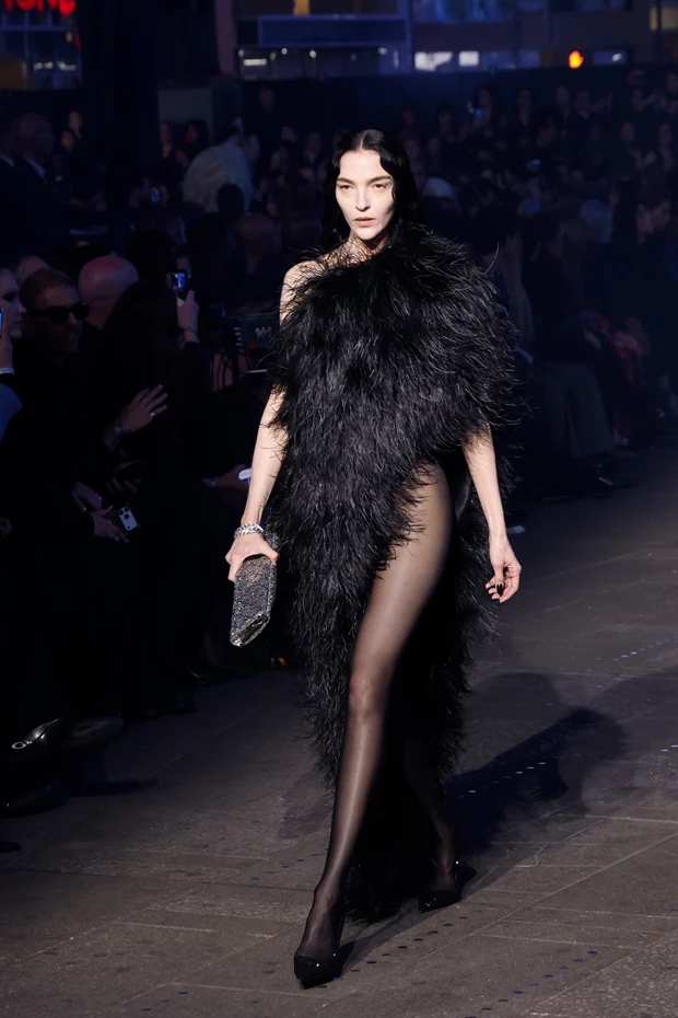 Η Mariacarla Boscono με μαύρο φόρεμα με φτερά, Gucci.