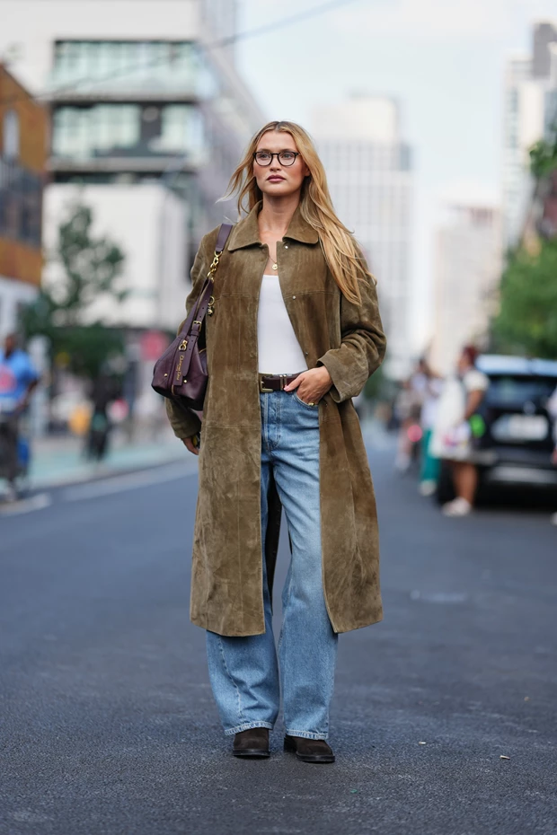 Σουέτ καμπαρντίνα στιγμιότυπο street style Νέα Υόρκη.