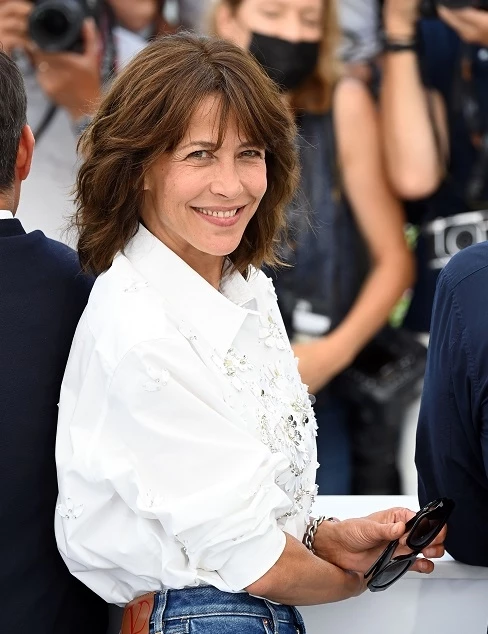 Το άκρως κολακευτικό κούρεμα που επιλέγουν διαρκώς οι πιο κομψές Γαλλίδες άνω των 50