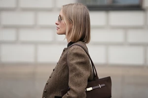 Cinnamon Roll Hair | H Amal Clooney υιοθέτησε την απόχρωση που χαρίζει ανεπιτήδευτο θερμό φως στα καστανά μαλλιά