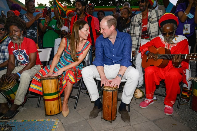 Kate Middleton – Πρίγκιπας William | Επισκέφτηκαν το 'σπίτι' του Bob Marley κι έπαιξαν ρέγκε μουσική με τύμπανα