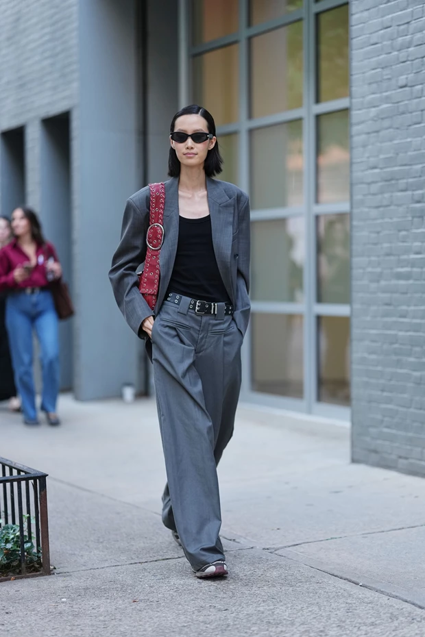 Κομψό φθινοπωρινό street style look με γκρι κοστούμι και sneakers.