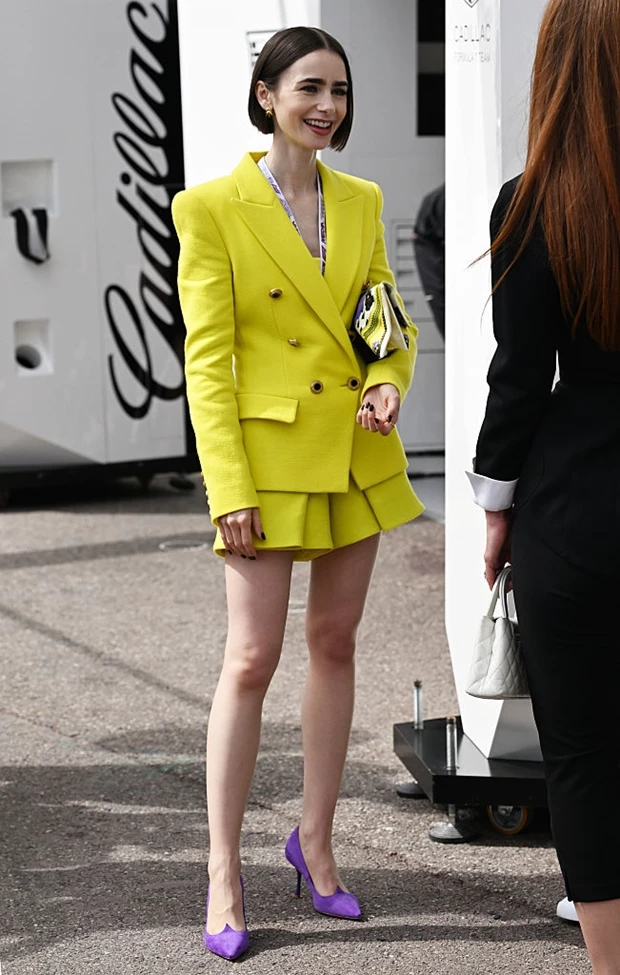 Από τη Μύκονο στο Μόντε Κάρλο | Η Lily Collins με lime σύνολο στo Grand Prix του Μονακό.