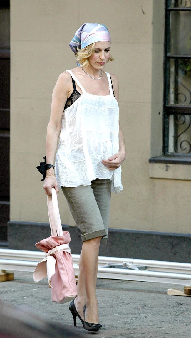 Η Sarah Jessica Parker ως Carre Bradshaw στα γυρίσματα της σειράς Sex and the City, το 2002.