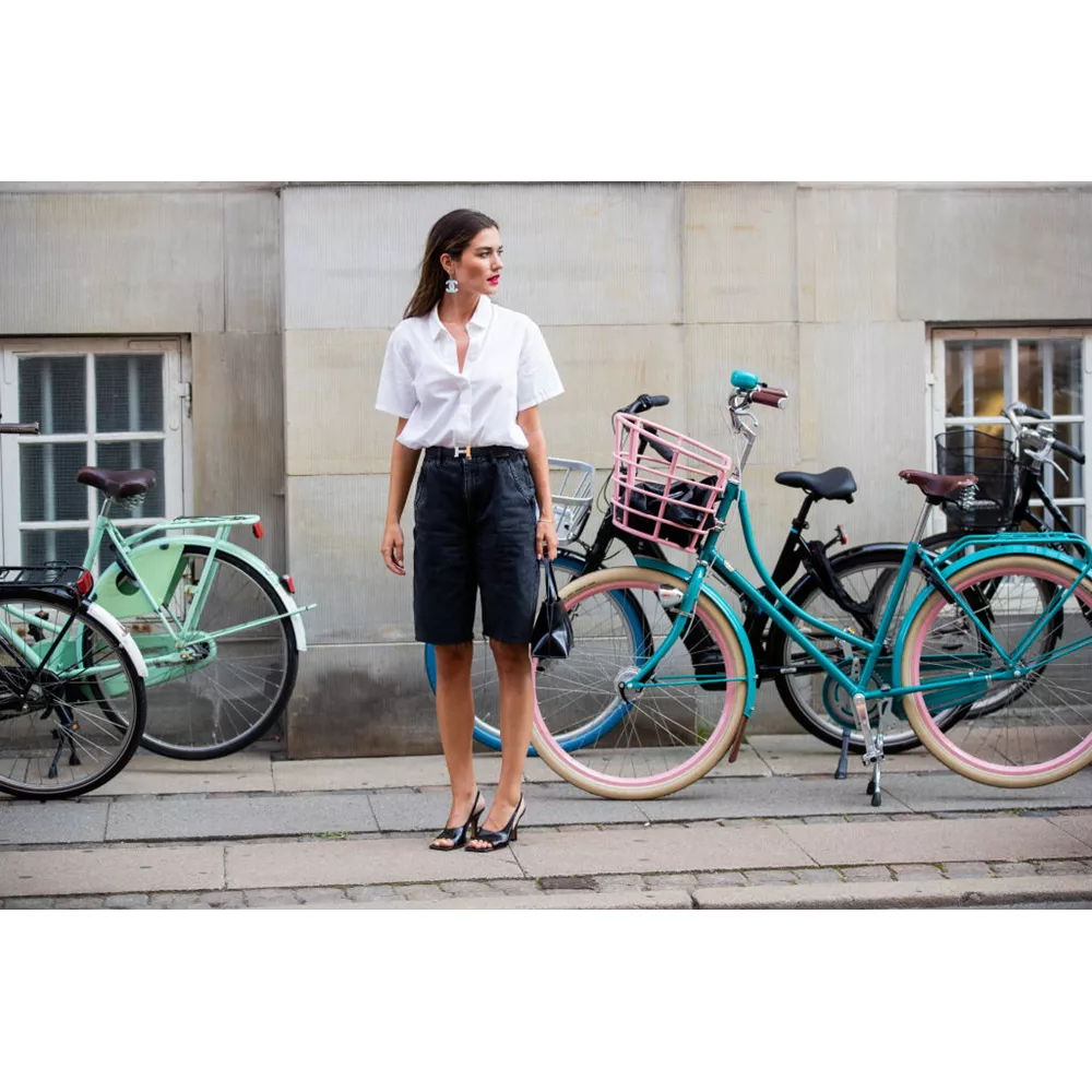 Με λευκό πουκάμισο