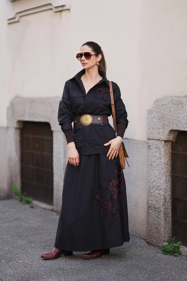 Street style άνοιξη 2026 look με μαύρο shirt dress και statement ζώνη σε elegant σύνολο