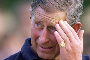 The Crown | Πώς ο Dominic West έπεισε τον Peter Morgan να αλλάξει το σενάριο του πέμπτου κύκλου