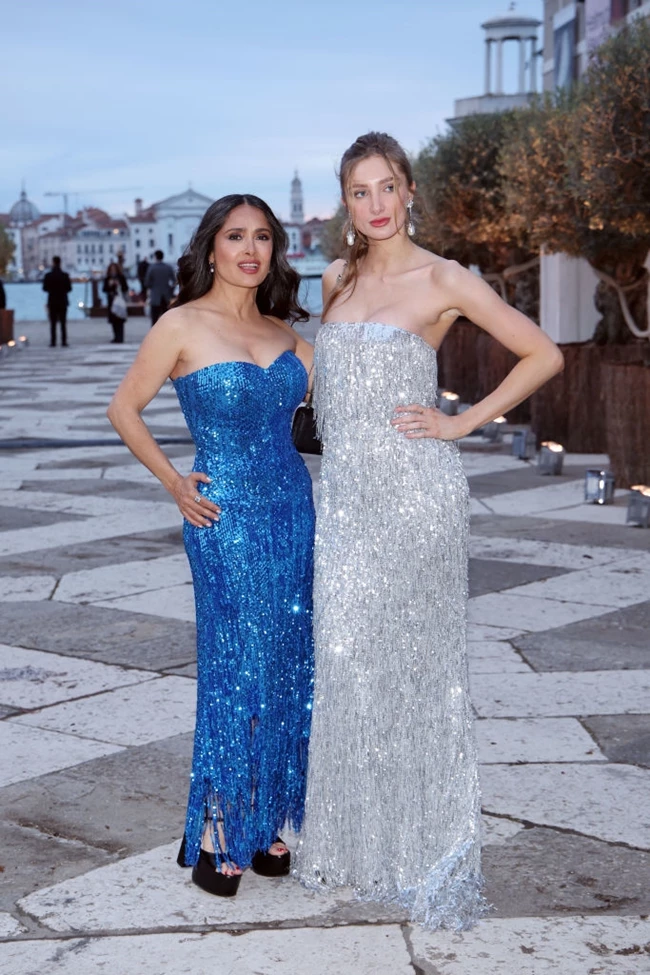 Salma Hayek | Με γαλάζιο sequin φόρεμα στη Βενετία