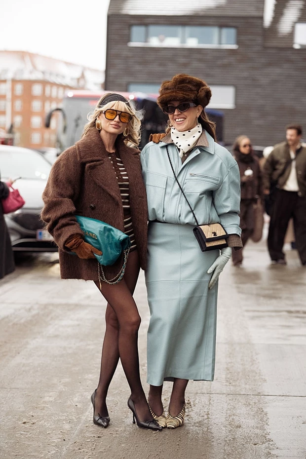 Street style Κοπεγχάγη: retro σύνολα σε παστέλ αποχρώσεις με pencil φούστα και γάντια