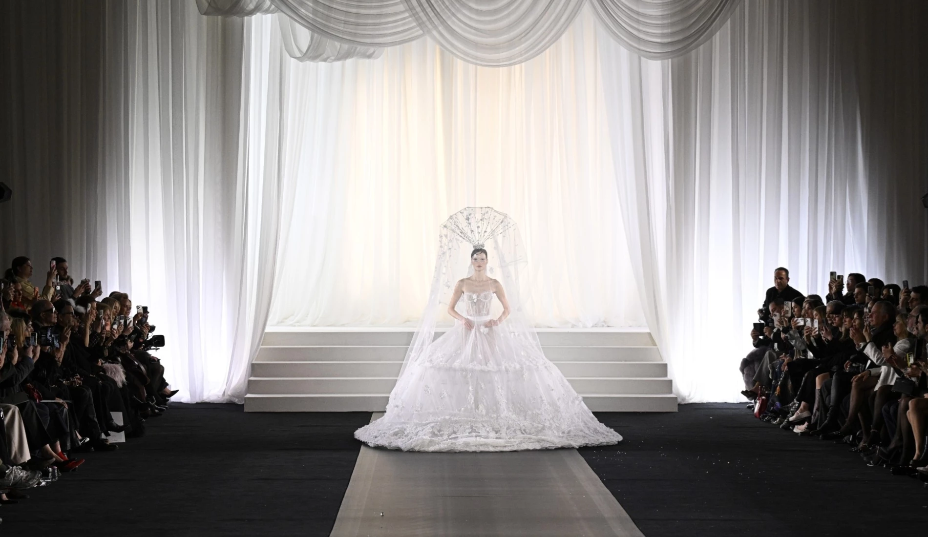 Celia Kritharioti Couture SS26 | Το επίσημο ντεμπούτο της ελληνίδας σχεδιάστριας στην εβδομάδα μόδας Υψηλής Ραπτικής